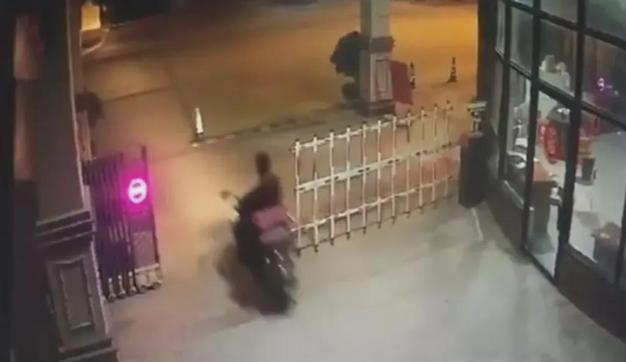 Social Media Shocked by the Incident of Famous Female Streamer Being Assaulted by "Obsessive Fan" 5 edit urlhttp3a2f2fdingyuews126net2f20252f06232f0c852fbbj00syaroj0016d000u000i3m 17515143871781736093588 17515144012652048004291 1751515837635 1751515837917544059798