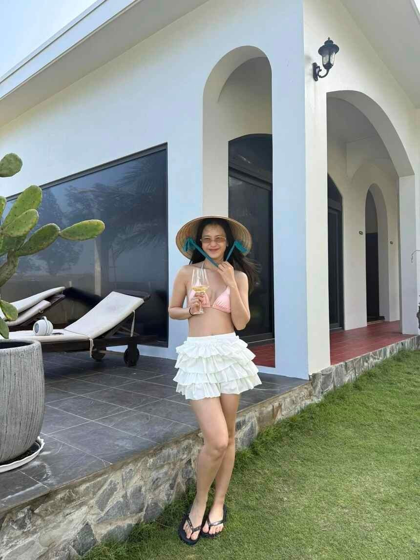 "Graduation Hot Girl" Showcases Elevated Beauty and Perfect Body in a One-Piece Outfit 8 The charming aura attracts everyone's attention.