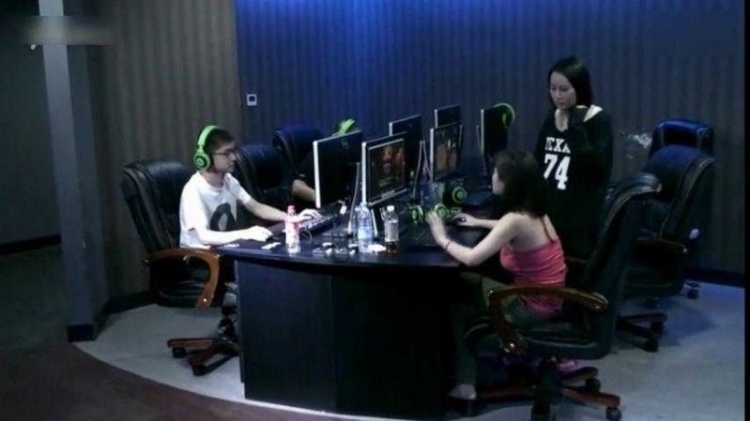 "Combat" in the Internet Cafe: Two Female Gamers Engage in Embarrassing Actions, Public Behavior Culture Forgotten 1 photo 1 15804463404361469974454 1751339379976 17513393805561279637957 1751690965402 17516909655631128115076