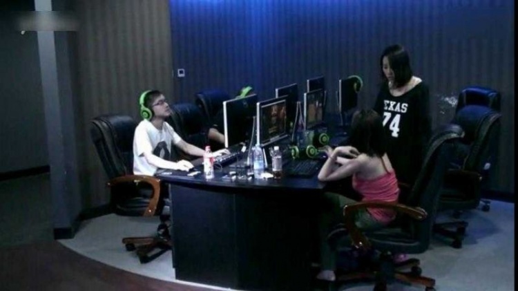"Combat" in the Internet Cafe: Two Female Gamers Engage in Embarrassing Actions, Public Behavior Culture Forgotten 2 photo 1 1580446381144547889394 1751339381236 175133938136337867342 1751341014477 1751341014633327450803