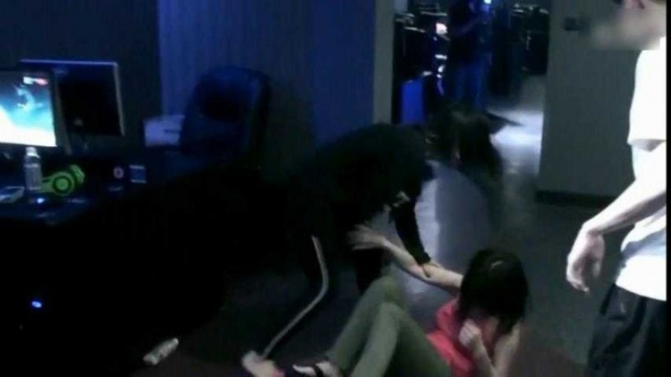 "Combat" in the Internet Cafe: Two Female Gamers Engage in Embarrassing Actions, Public Behavior Culture Forgotten 4 photo 1 1580446417595297687184 1751339385773 1751339385919130298804 1751341019949 1751341020229542439634