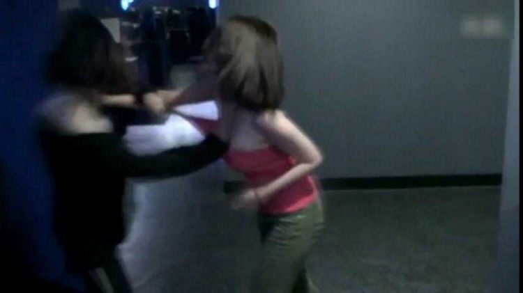 "Combat" in the Internet Cafe: Two Female Gamers Engage in Embarrassing Actions, Public Behavior Culture Forgotten 6 photo 1 1580446472068216392890 1751339391475 17513393915691936996480 1751341024269 17513410244561244907076