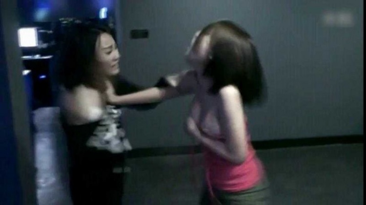 "Combat" in the Internet Cafe: Two Female Gamers Engage in Embarrassing Actions, Public Behavior Culture Forgotten 8 photo 1 15804465551221454000444 1751339396467 17513393965352011638731 1751341137965 1751341138609284140464