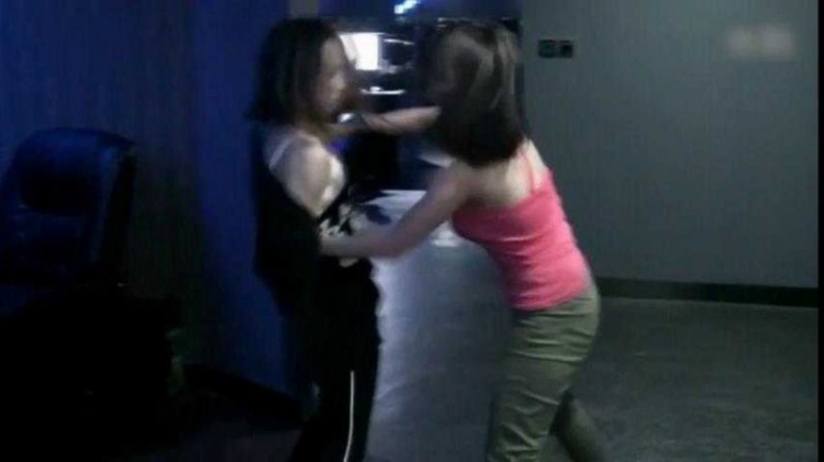 "Combat" in the Internet Cafe: Two Female Gamers Engage in Embarrassing Actions, Public Behavior Culture Forgotten 10 photo 1 15804466043701955229770 1751339397914 17513393979881808773608 1751341140853 1751341141037486775104