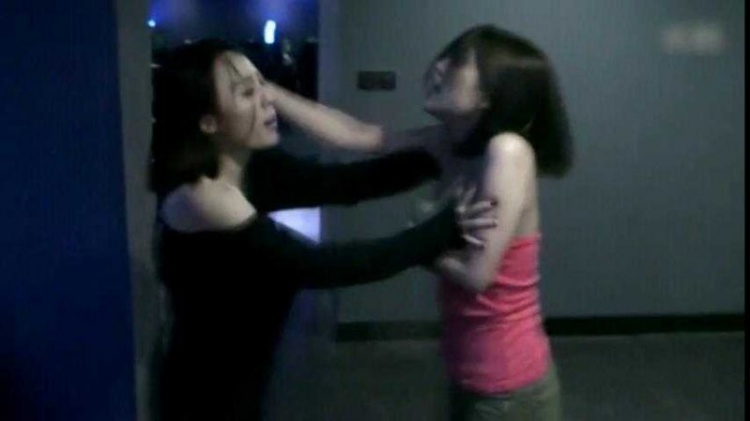 "Combat" in the Internet Cafe: Two Female Gamers Engage in Embarrassing Actions, Public Behavior Culture Forgotten 11 photo 1 1580446610196493719953 1751339400435 17513394005351419658301 1751341146730 17513411473891558637697