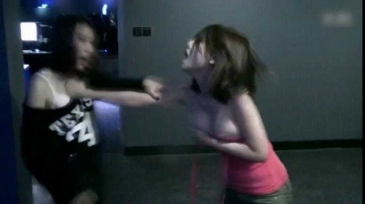 "Combat" in the Internet Cafe: Two Female Gamers Engage in Embarrassing Actions, Public Behavior Culture Forgotten 16 photo 1 15804467152871170529378 1751339411967 17513394120511095596335 1751341157717 1751341158069662878384