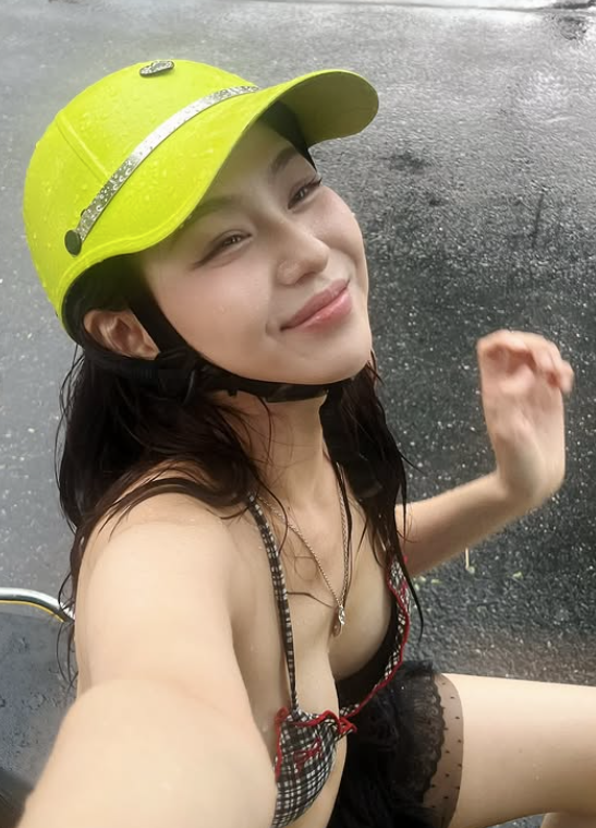 Buzzing Images of a Beautiful Girl in a Bikini Happily Checking In on the Streets: A Sensual Outfit but Inappropriate 2 screenshot 2025 07 01 105221 1751341986400971047838 1751344265168 1751344265535613150996