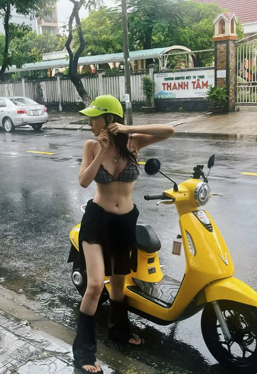 Buzzing Images of a Beautiful Girl in a Bikini Happily Checking In on the Streets: A Sensual Outfit but Inappropriate 3 screenshot 2025 07 01 105243 1751341986354464411565 1751344268450 17513442687361218141489