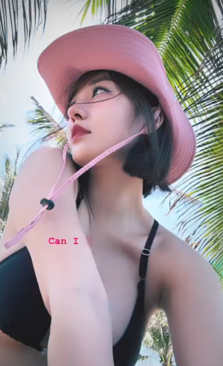 Eye-Catching: The Stunning Poses of the Hottest "Banker" on the Internet 1 screenshot 2025 07 21 094909 17530677607621712477419 1753071313165 17530713134391810199623