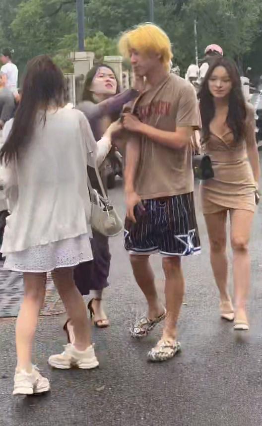 Caught Dating Three Girls at Once, Young Man Finds Himself in an Awkward Situation 1 urlhttp3a2f2fdingyuews126net2f20252f06292f0e7c74dej00syl48c001od000eo00nvm 17512599676101914240148 1751268340664 17512683413265550133