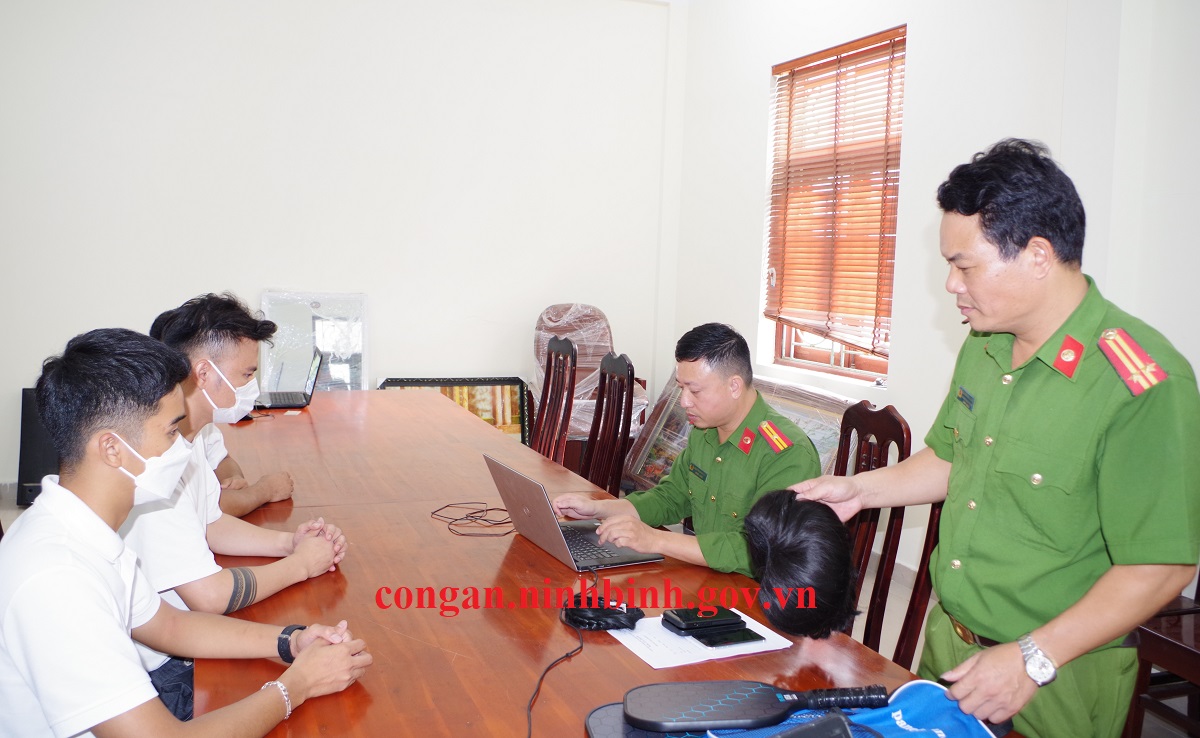 The "Intimate Couple Clip in a Mercedes" Incident in Ninh Binh: Police Invite 3 Young Men for Questioning 1 16 1755012266956 17550122673382092387095