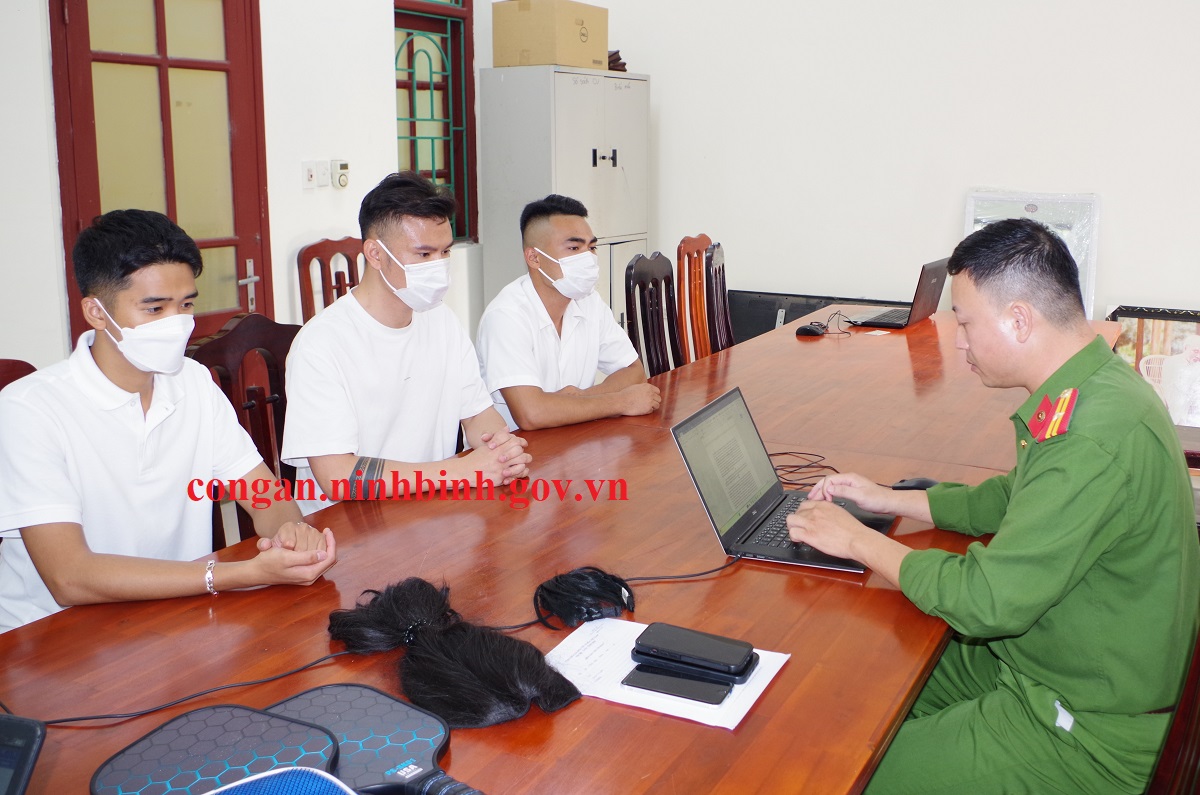 The "Intimate Couple Clip in a Mercedes" Incident in Ninh Binh: Police Invite 3 Young Men for Questioning 2 29 1755012268109 17550122682531741347204