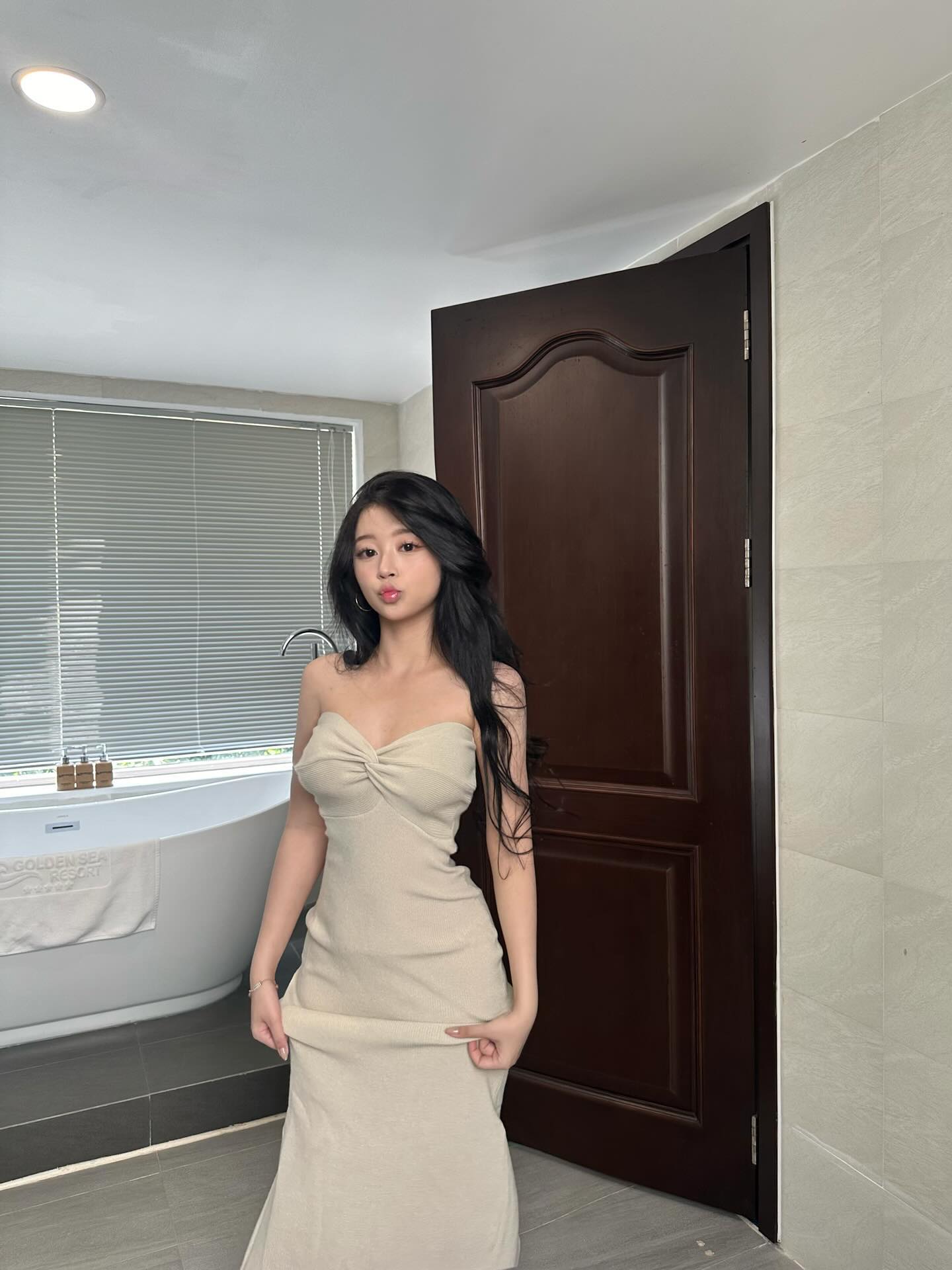 Despite Everything for the 'Insta Life', Gorgeous Girl with 1.4 Million Followers Takes Dangerous Action, Faces 'Report Storm' 13 4498442794883849237358942346132588892911386n 17559202116652016701700 1755935557390 17559355575601904814672