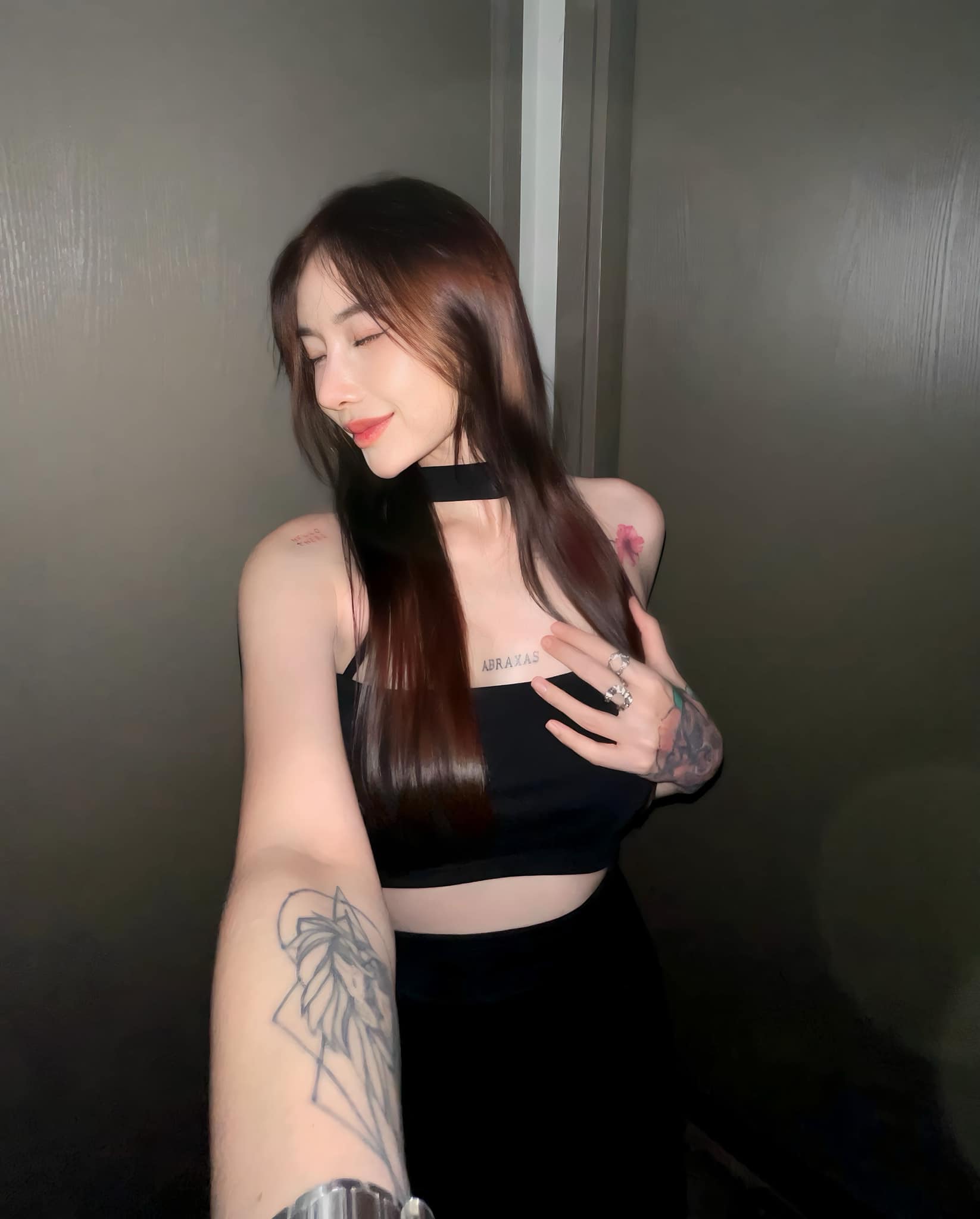 After Half a Year Offline, Female Streamer "Refreshes" Male Fans with a Series of Stunning Body Photos, Proving She's Still "On Top" 9 48664312341461928756166938257981349041323210n 1756268832400483343007 1756286227315 17562862276151243722100