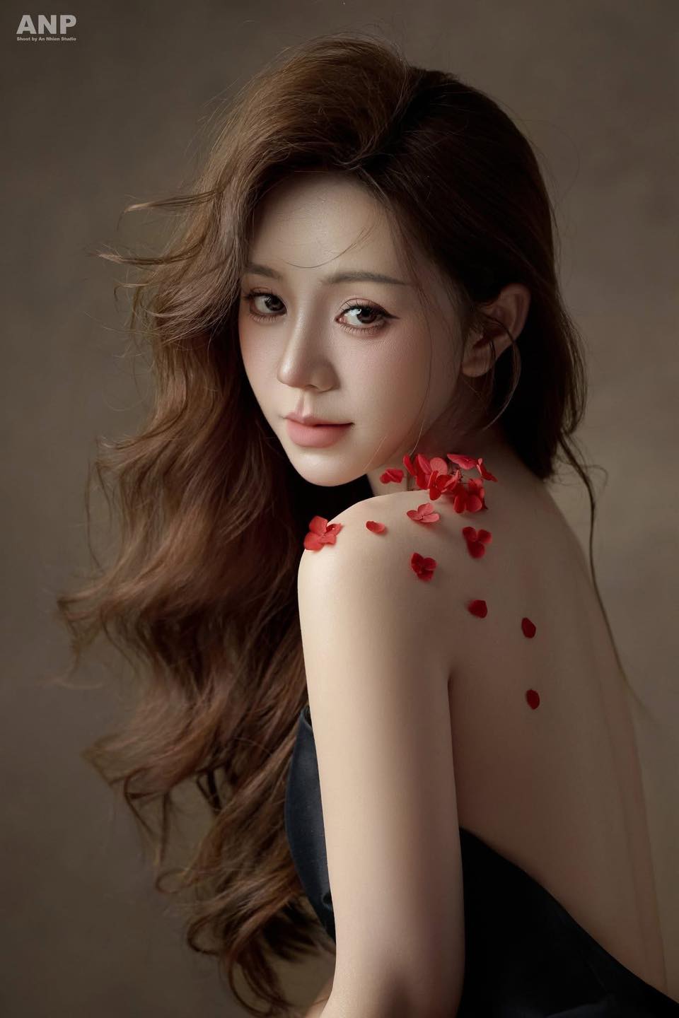 Quỳnh Kool Strikes a Pose in Lingerie, Showcases Her Back in a Heart-Throbbing Photoshoot 2 50818285911170930237838058517533917197010956n 17541901826401964777078 1754194124900 1754194125047824580245