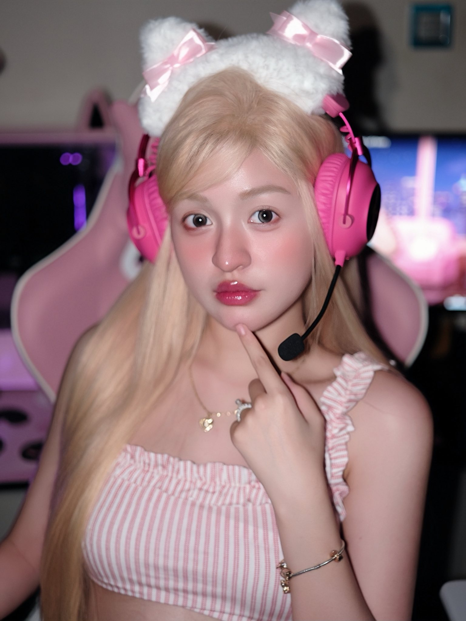 The 'Fried Egg Hot Girl' Joins the Doll Trend with Sweet Visuals 2 52732294998843928383561972496734606165775865n 17546146386471048332246 1754624077487 1754624077832296402300