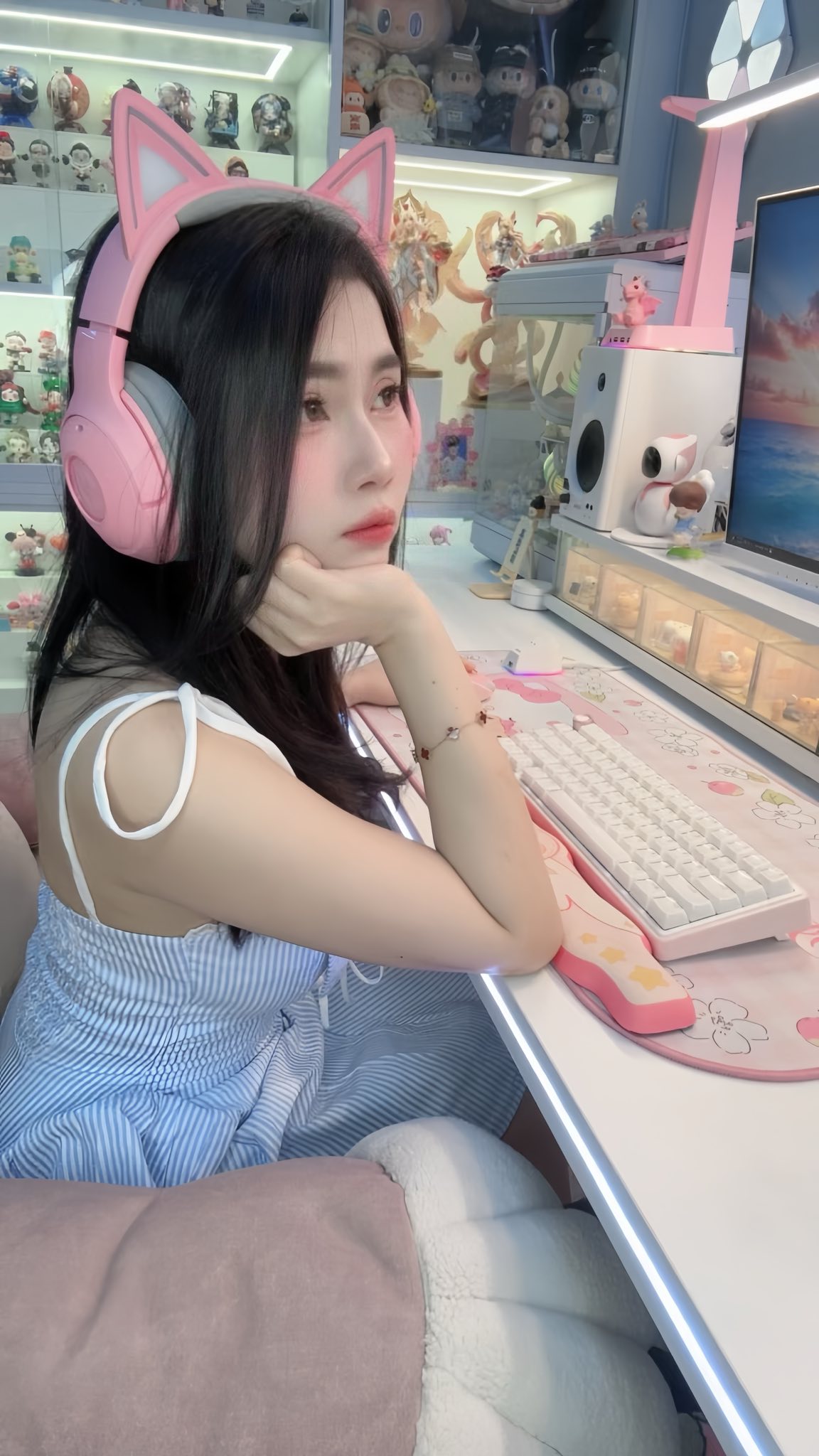Hot girl showcases luxurious gaming decor, so impressive that everyone is in awe and wants to invest immediately! 2 52927929232796282588697091788289593649615894n 17547938926761138112292 1754798892670 17547988928301032273059