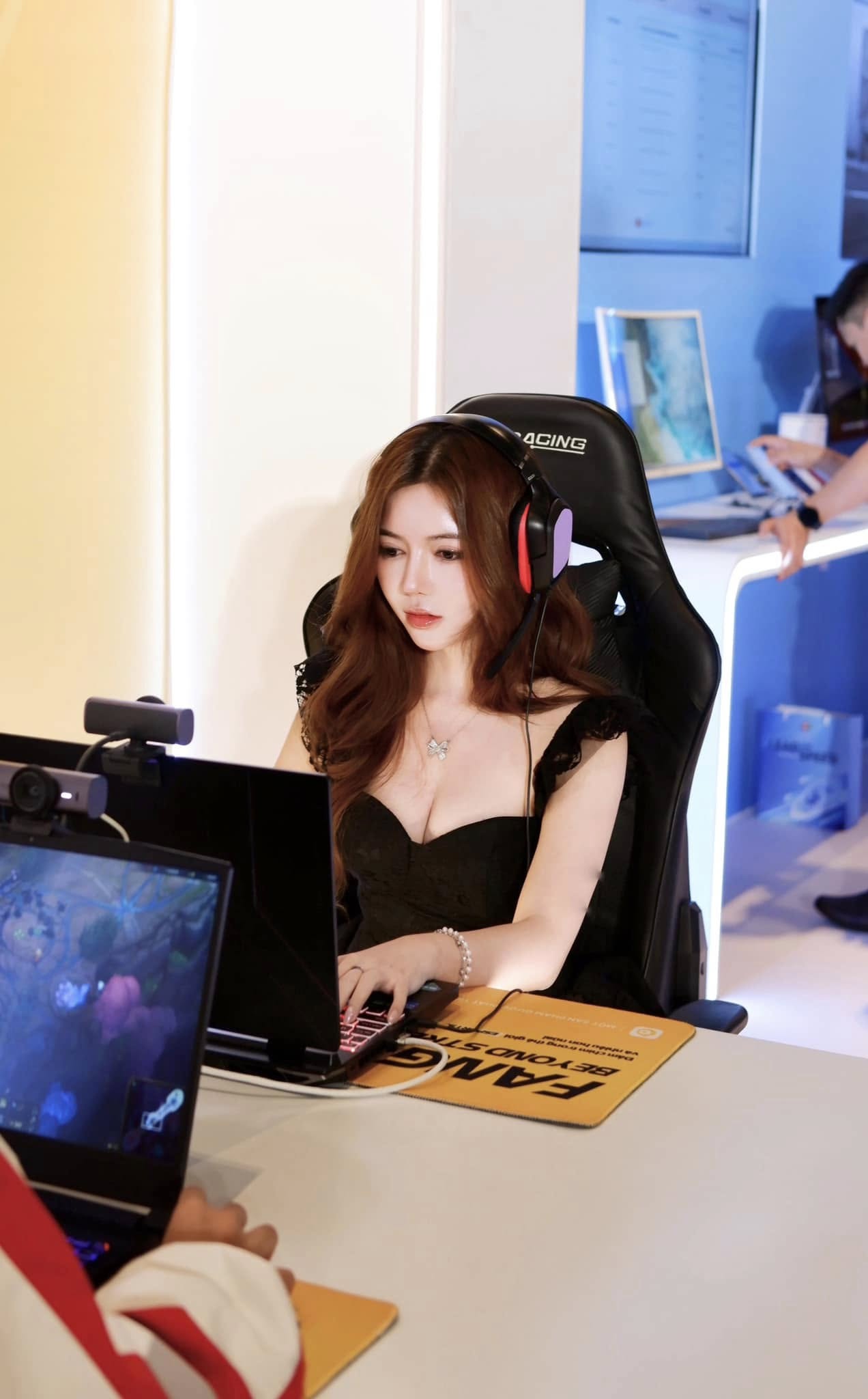 Astonished by the Comeback of the Veteran Streamer, Ageless Figure, and Statue-like Beauty 6 Thanks to her lovely appearance, strong personality, and excellent gaming skills, she has made a strong impression on the EÉsports community since her early days.