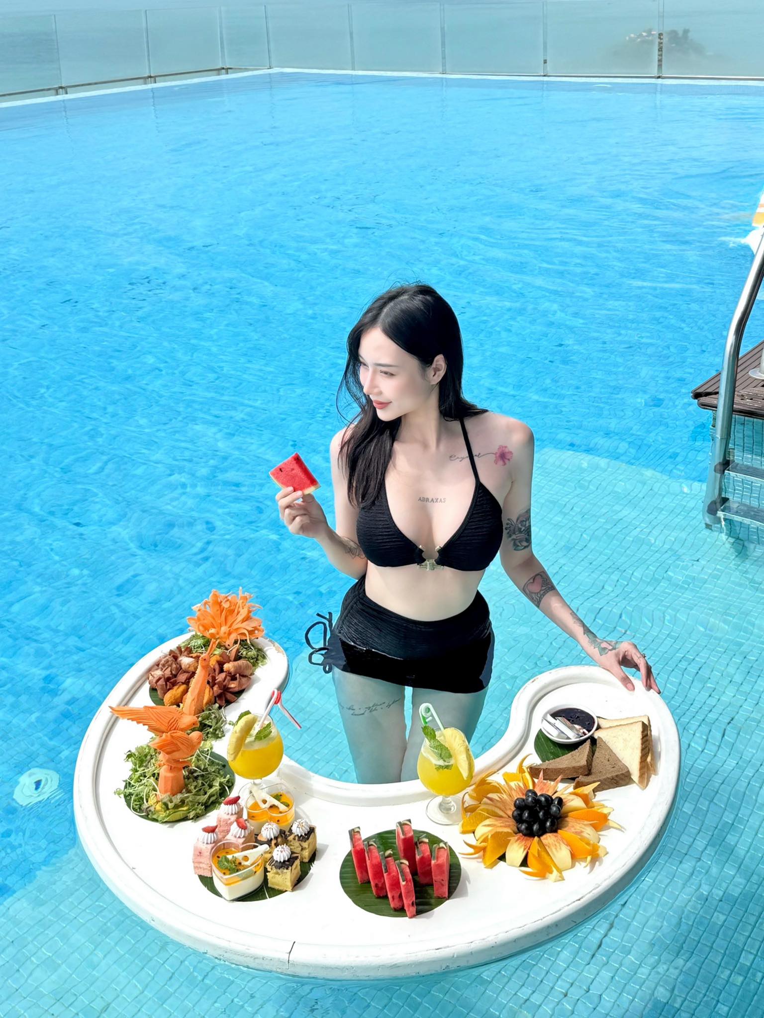 After Half a Year Offline, Female Streamer "Refreshes" Male Fans with a Series of Stunning Body Photos, Proving She's Still "On Top" 3 53862216642990823103277485366408175791973760n 17562687011371493980495 1756286202309 1756286202688274705856