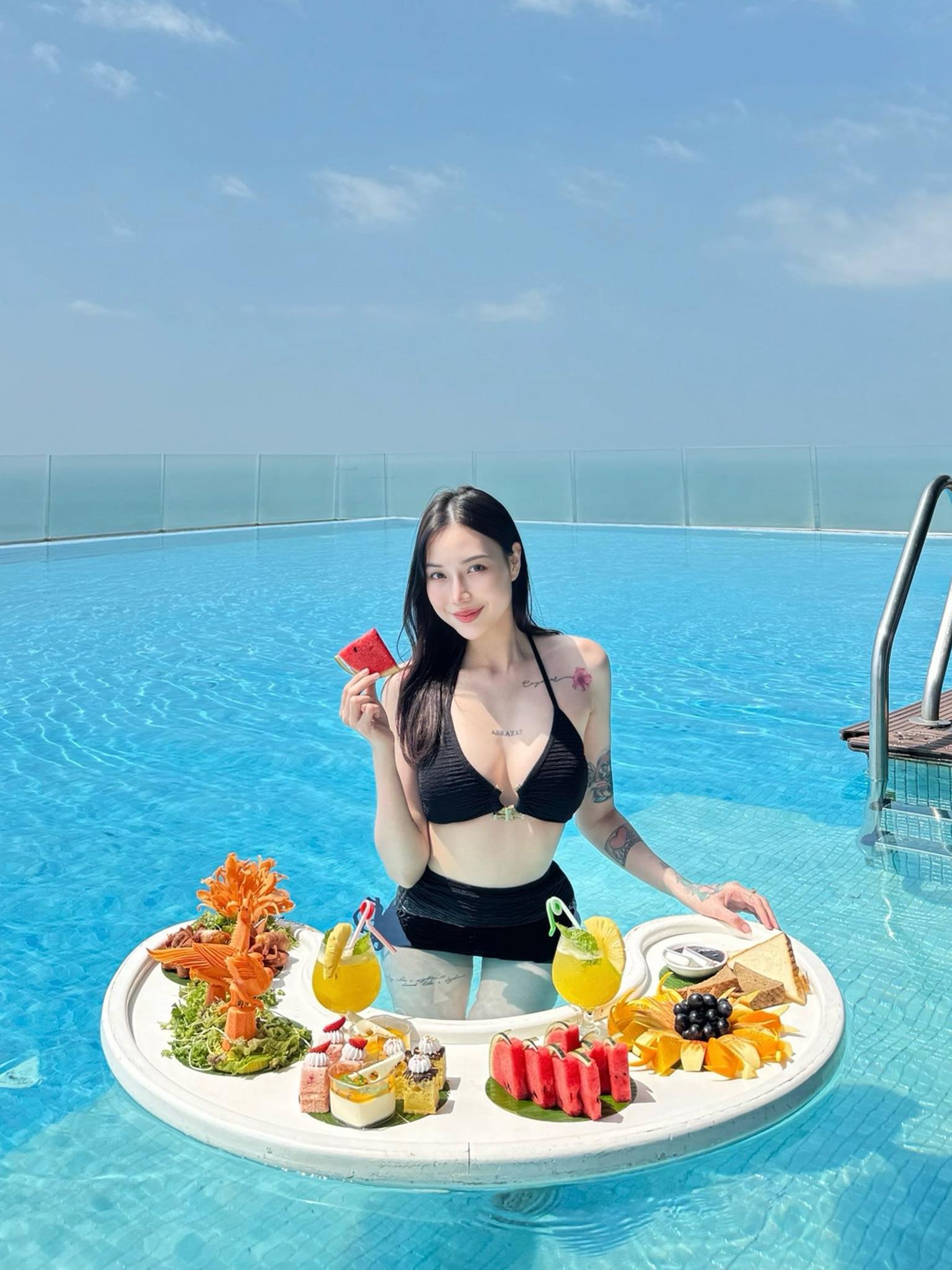 After Half a Year Offline, Female Streamer "Refreshes" Male Fans with a Series of Stunning Body Photos, Proving She's Still "On Top" 2 53925986842990823136610817768184682099634128n 17562687011231545759764 1756286201089 1756286201372472551395