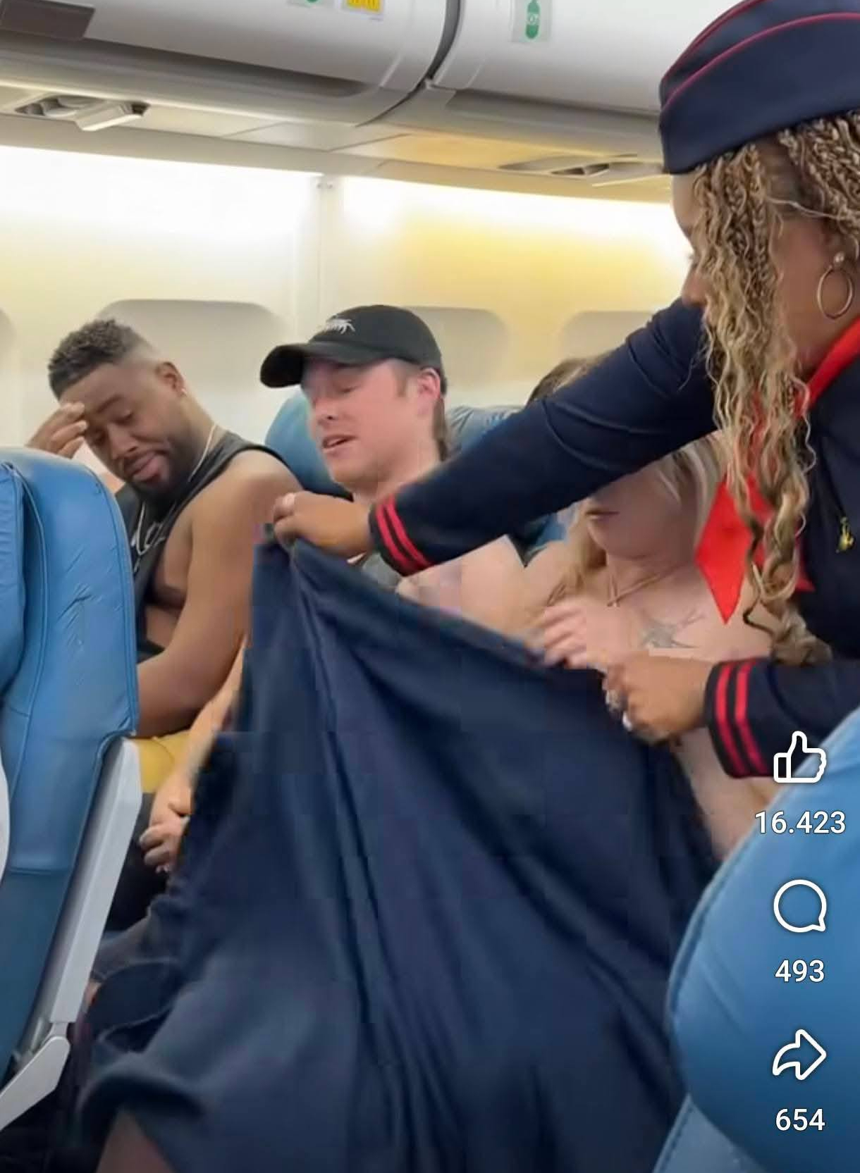 Flying in Style: Beautiful Girl's Bold Outfit Sparks Controversy, A Display of Personality or Just a Stunt for Views? 5 edit 5267867901222556462660747461630532266372594152n 1754188858540476484615 1754194001464 1754194001700911000765