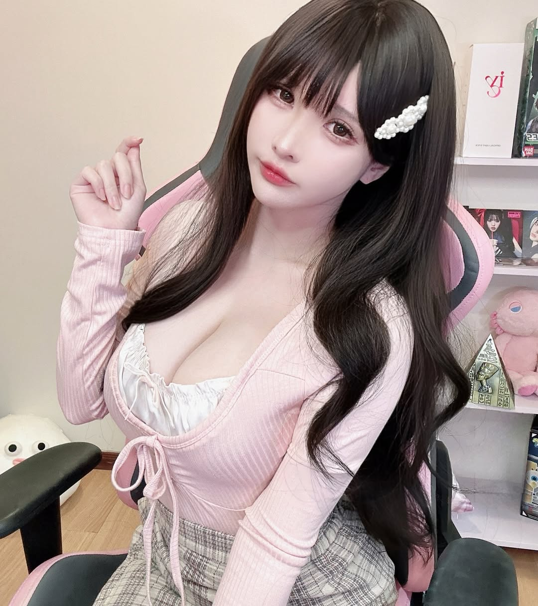 Sorry fans for stopping the livestream, female streamer posts bold images, causing fierce online debate 3 photo 1754364770742 17543647718701109451875 1754446237351 175444623745795999046 1754451713959 1754451714086197029529
