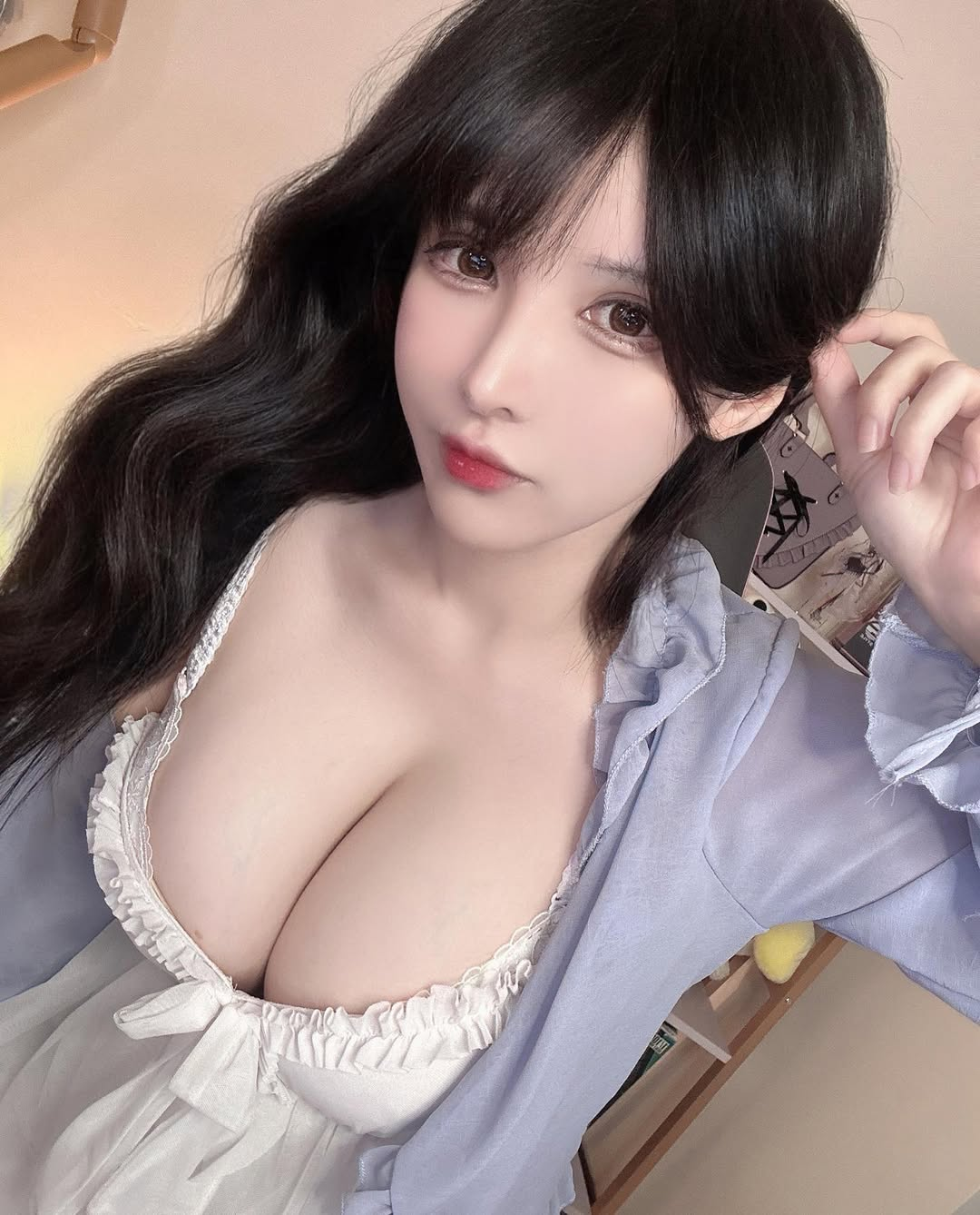 Sorry fans for stopping the livestream, female streamer posts bold images, causing fierce online debate 4 photo 1754364794850 17543647968321389509108 1754446238602 1754446238677586624477 1754451714990 17544517152101711714100
