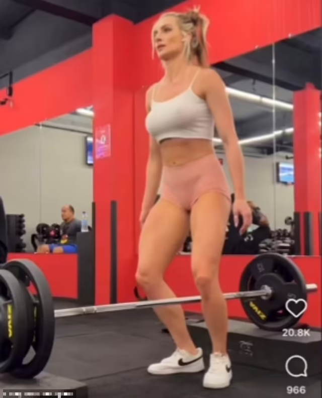 Dressed Inappropriately, Performing Obscene Moves at the Gym, Famous Hot Girl Faces a Storm of Criticism 3 photo 1755501567290 17555015677771868101078