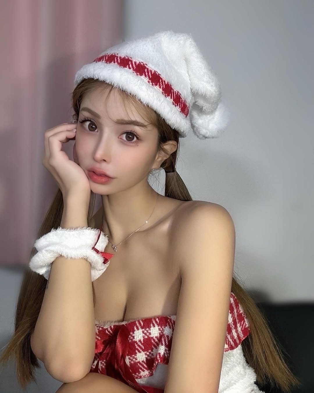 Famous Hot Girl Causes a Stir: At 35, She's a Grandmother, Beauty That Leads to Misunderstandings 3 photo 1756213049611 17562130498342058431959 1756213195735 17562131960161290231396 1756264257233 1756264257527175777721