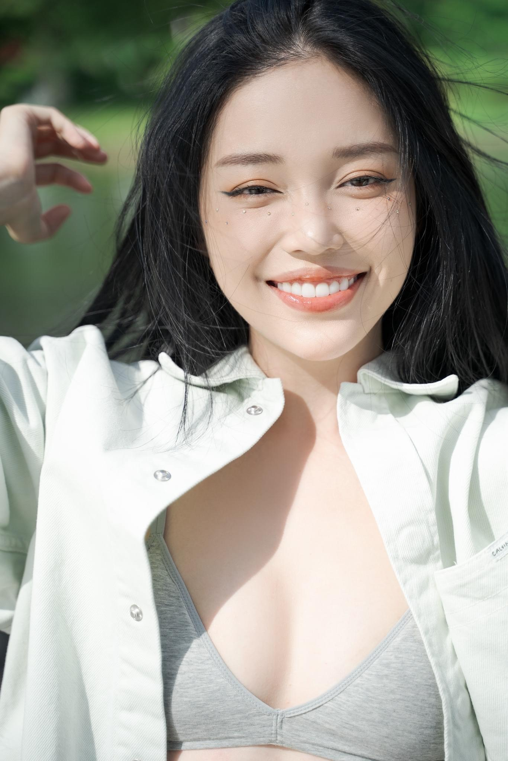 Releasing a Bold Clip, Linh Ngọc Đàm Attracts 1.1 Million Views 1 ru bo hinh tuong cu linh ngoc dam dep tua nang tho trong bo anh moidocx 1686221816040 1755833510254796381147 1755836699056 17558366995501938450823