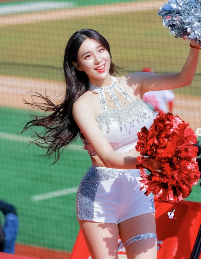 Captivated by the Beauty of the "Goddess" Cheerleader, Her Gaming Aura is Unforgettable! 1 screenshot 2025 07 31 110118 17539365133802009589776 1753947063601 17539470654451789253411