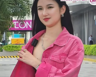 Nàng Mơ Freezes in Shock Over Wardrobe Malfunction, Attempts to Cover Up But to No Avail 3 screenshot 2025 07 31 151000 175395137553575683062 1754020643443 1754020643602115516374