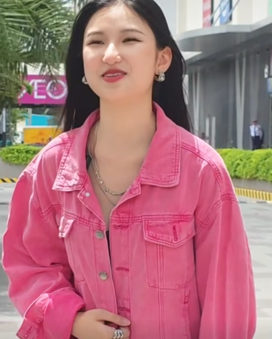 Nàng Mơ Freezes in Shock Over Wardrobe Malfunction, Attempts to Cover Up But to No Avail 5 Although Nàng Mơ immediately attempted to cover up, it was not significant, and this incident quickly spread, sparking heated debates in the online community.