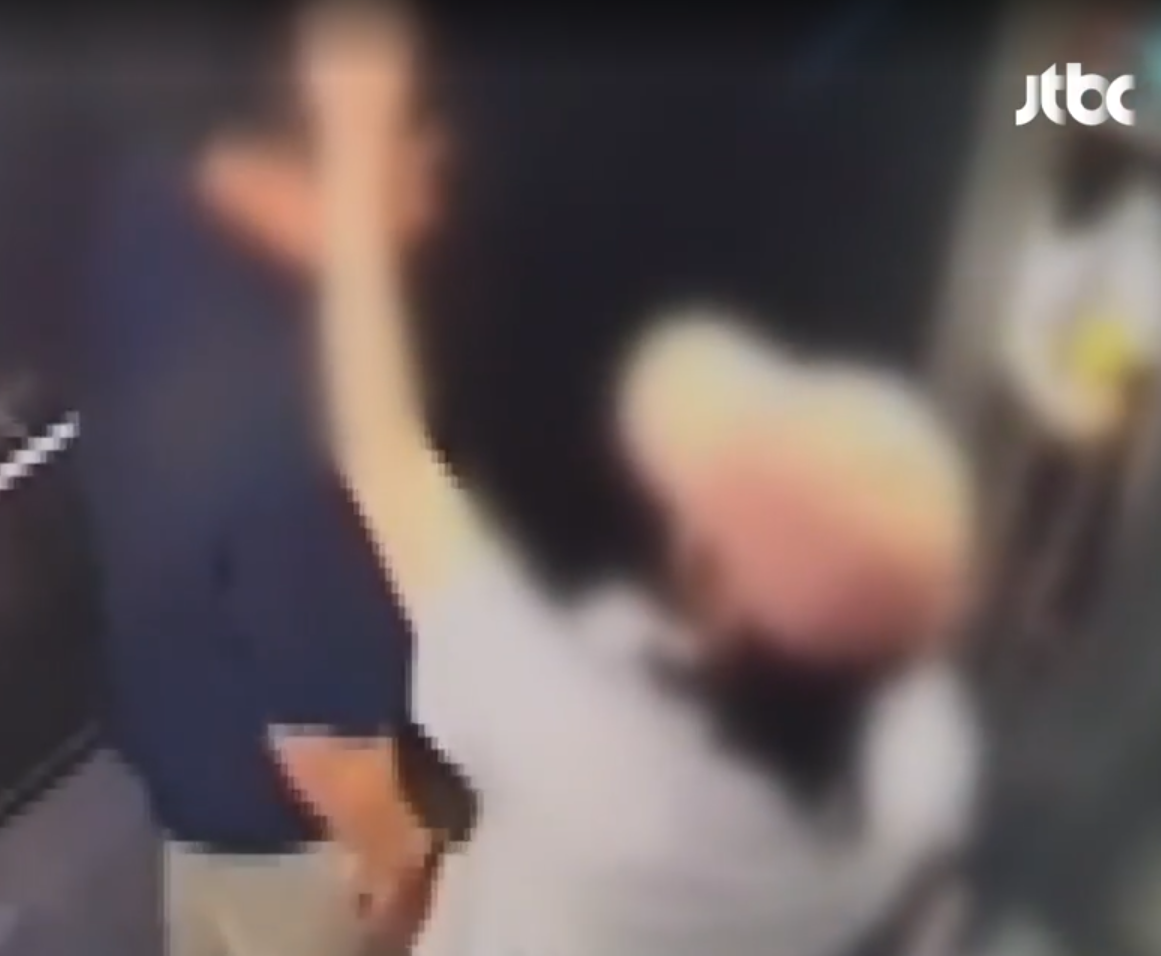Tension in the Elevator: Girl "Interacts" with Man After Feeling Unwelcome Stares 1 screenshot 2025 08 19 152401 1755599796076 17555997963491666032545
