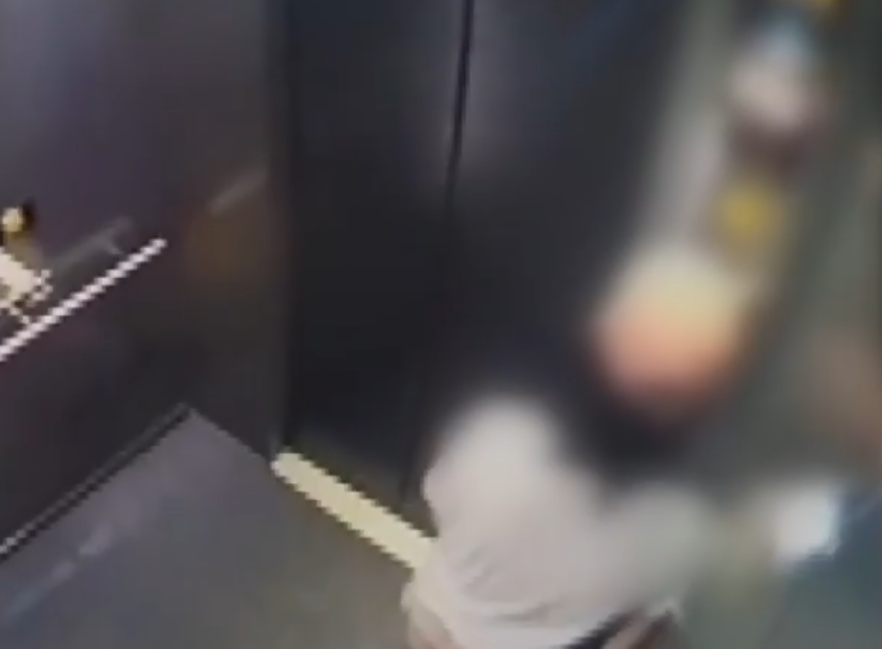 Tension in the Elevator: Girl "Interacts" with Man After Feeling Unwelcome Stares 6 screenshot 2025 08 19 152455 1755599801471 17555998047641797257996