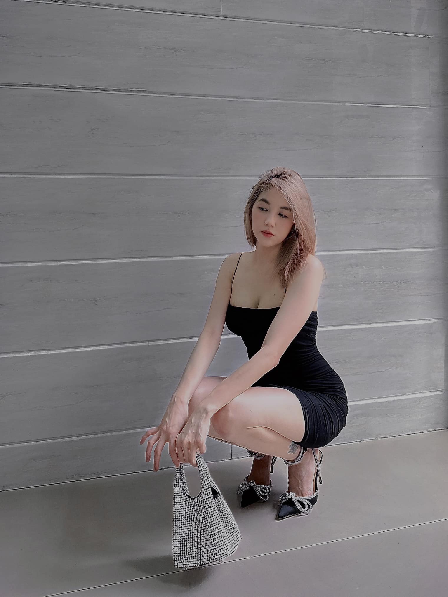 Tran Meo "pulls up her shirt" to show off her figure, fans quickly remind Rambo about the iPhone 17 11 48310024130378233863671564117947639458361547n 17574946986411095224495 1757497003231 1757497003403197369446