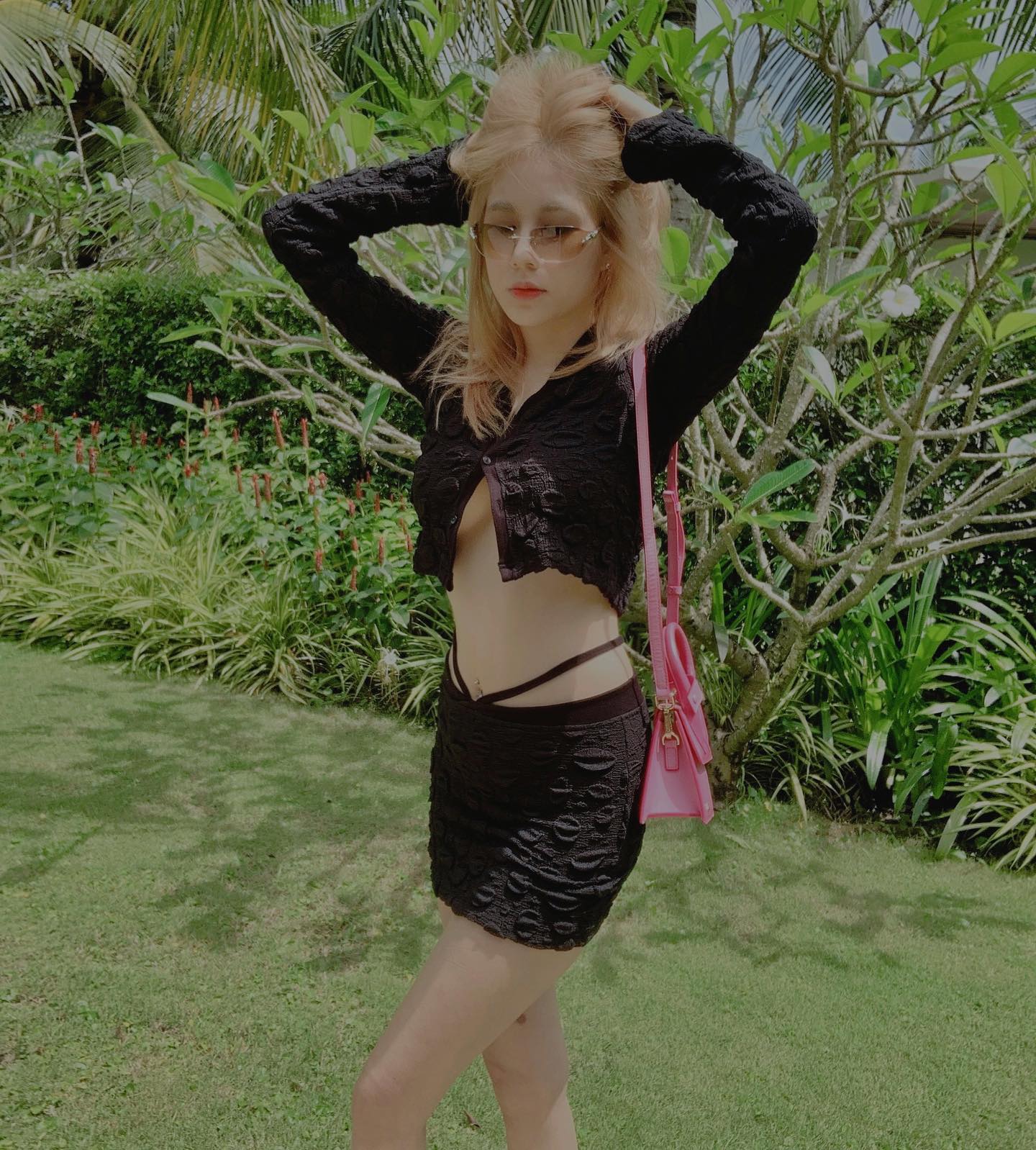 Tran Meo "pulls up her shirt" to show off her figure, fans quickly remind Rambo about the iPhone 17 10 48484707330410343560460597320023019873463065n 17574946986222103019958 1757497002372 1757497002633143471809