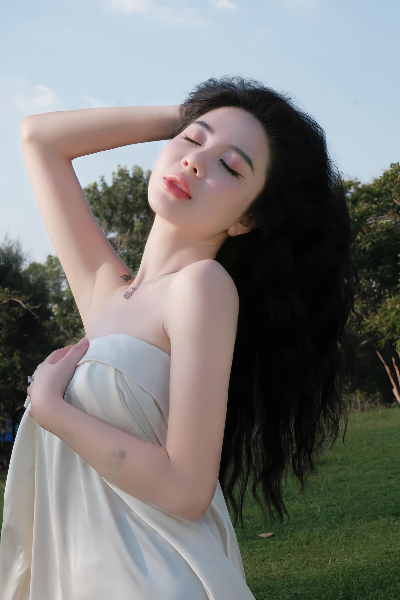 Streamer Trang Chuối Reveals Private Photos, Confesses "I Can't Accept Myself" 10 4849415183938402139736210490922002712269592n 175695723747211381433 1756960477645 17569604778581047458924