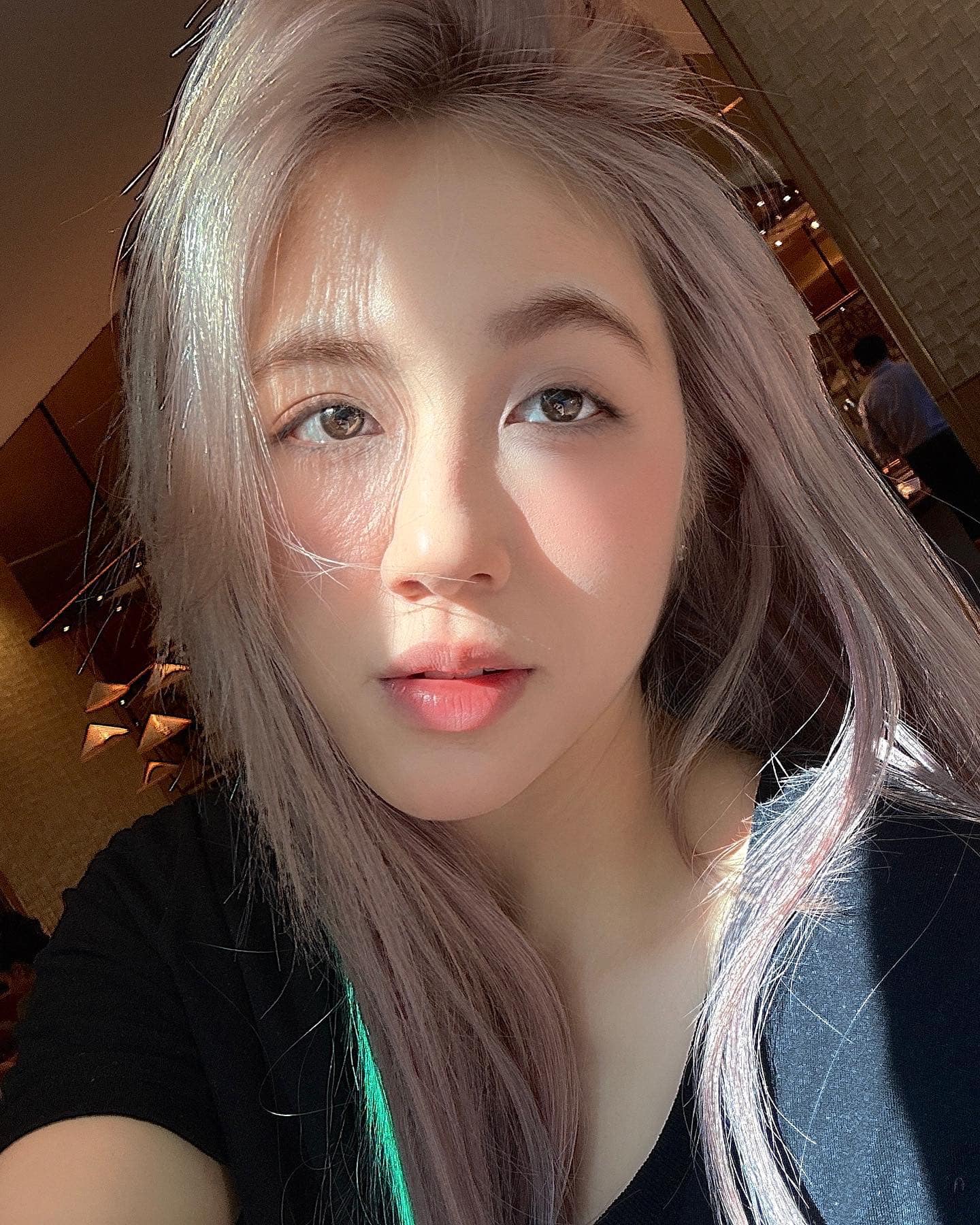 Tran Meo "pulls up her shirt" to show off her figure, fans quickly remind Rambo about the iPhone 17 9 48539544130419076692920616724558437920730295n 1 1757494698618690444344 1757497000306 1757497000581558227898