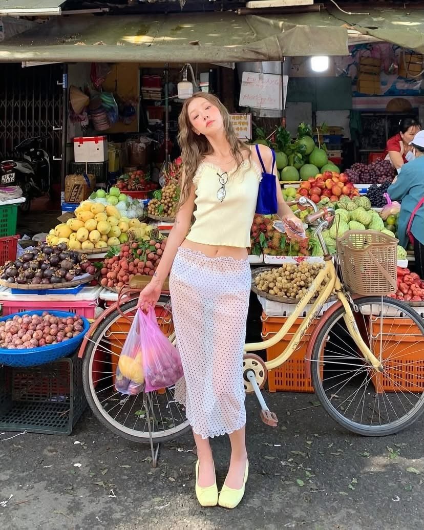Inappropriate Fashion: Stunning Girl in Sheer Outfit Makes Bystanders Blush, "Even Ngân 98 Wouldn't Dare to Expose Like This" 1 542514226178483347815567692773899859184275138n 1757642223127693474436 1757652021592 1757652021855433415102