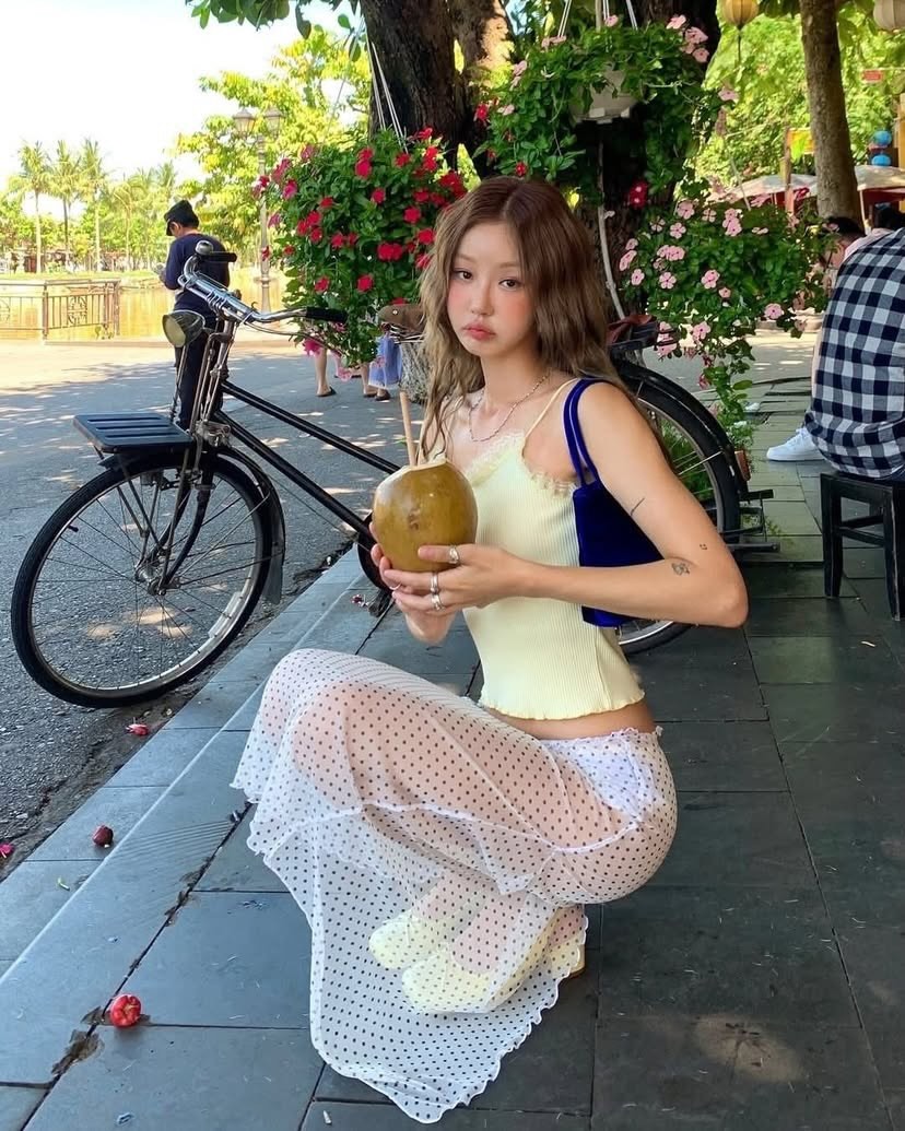 Inappropriate Fashion: Stunning Girl in Sheer Outfit Makes Bystanders Blush, "Even Ngân 98 Wouldn't Dare to Expose Like This" 3 542879433178483347905567692455130063406503328n 17576422231161850216979 1757652023424 17576520236501425911212