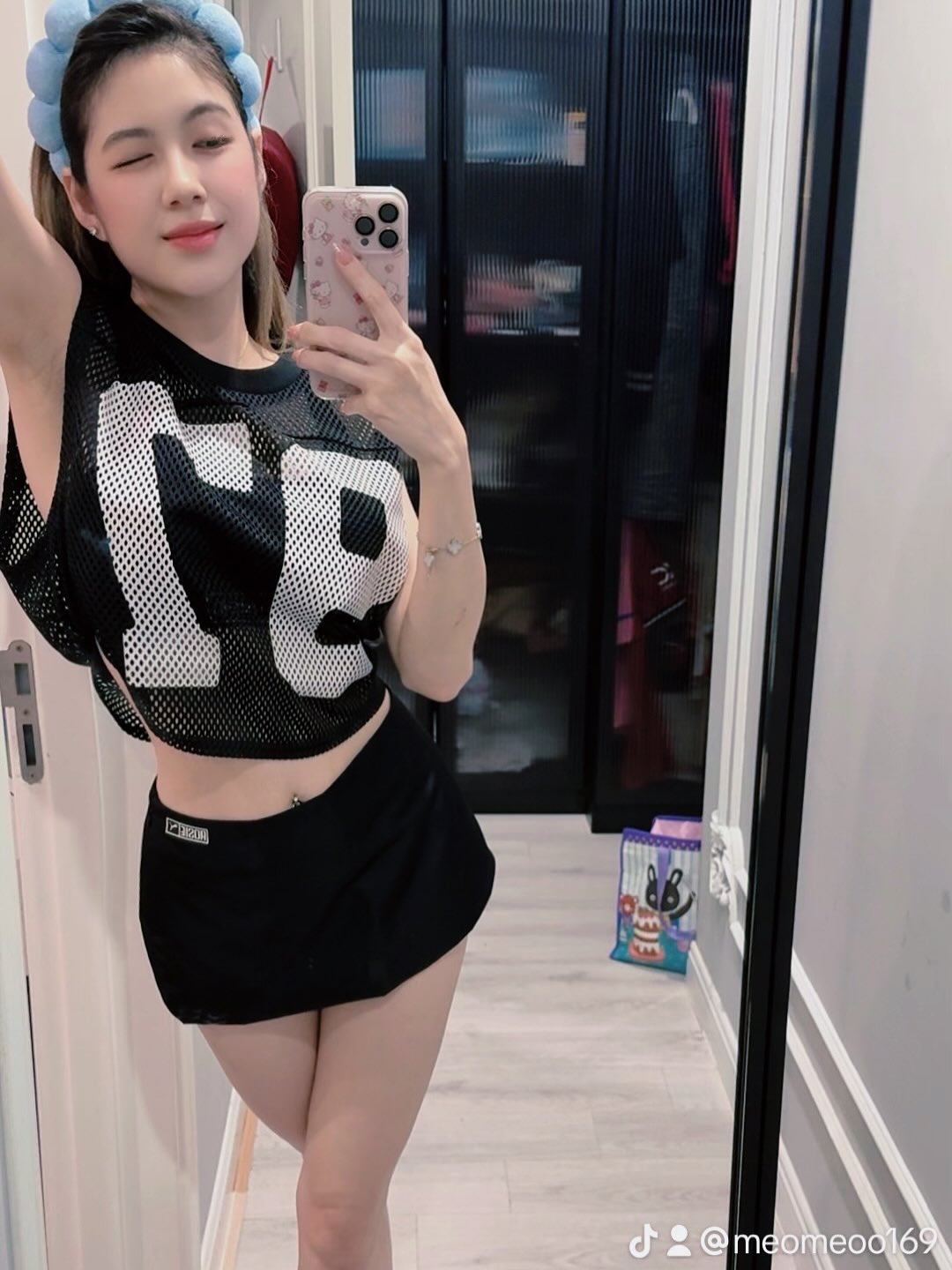 Tran Meo "pulls up her shirt" to show off her figure, fans quickly remind Rambo about the iPhone 17 2 She does not participate much in social media activities, but whenever she appears, she attracts special attention.