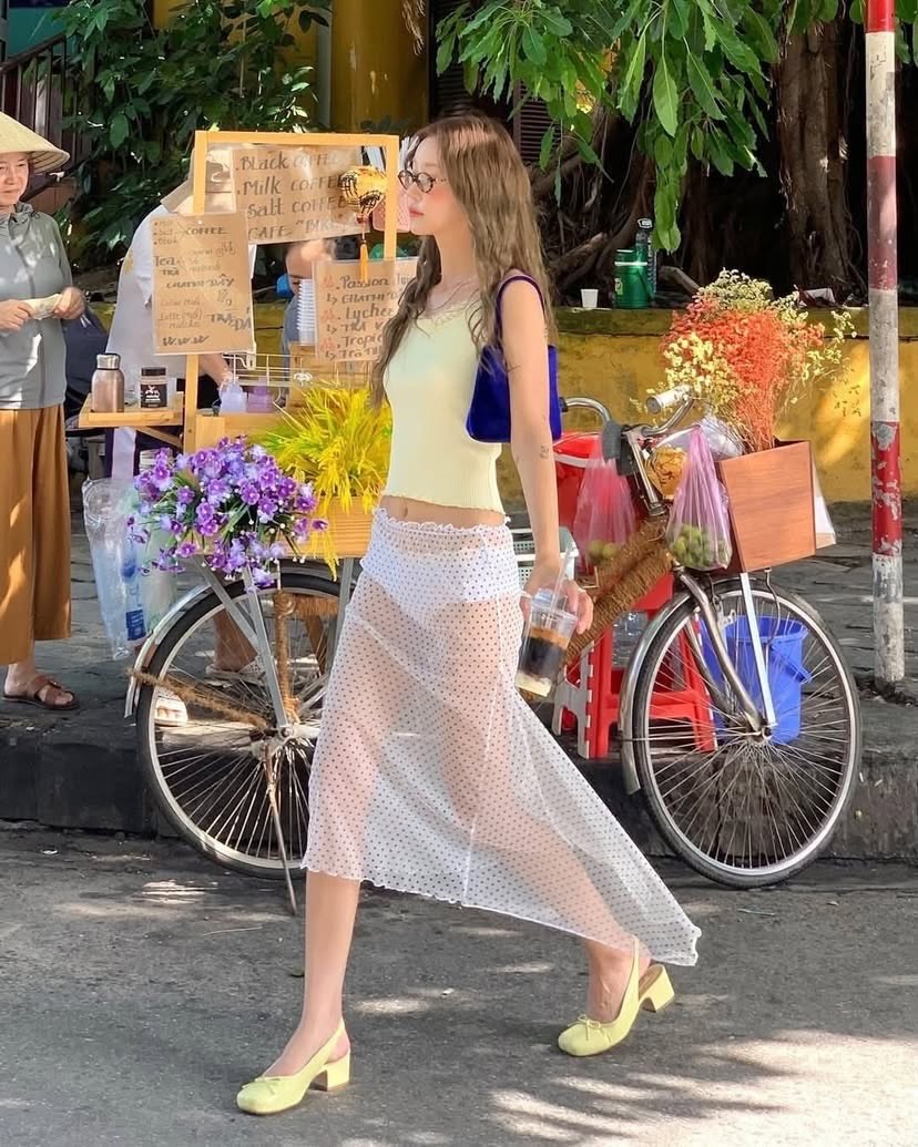 Inappropriate Fashion: Stunning Girl in Sheer Outfit Makes Bystanders Blush, "Even Ngân 98 Wouldn't Dare to Expose Like This" 2 543852958178483347725567695567976847567867335n 1757642223141391018270 1757652022444 17576520226962079150878