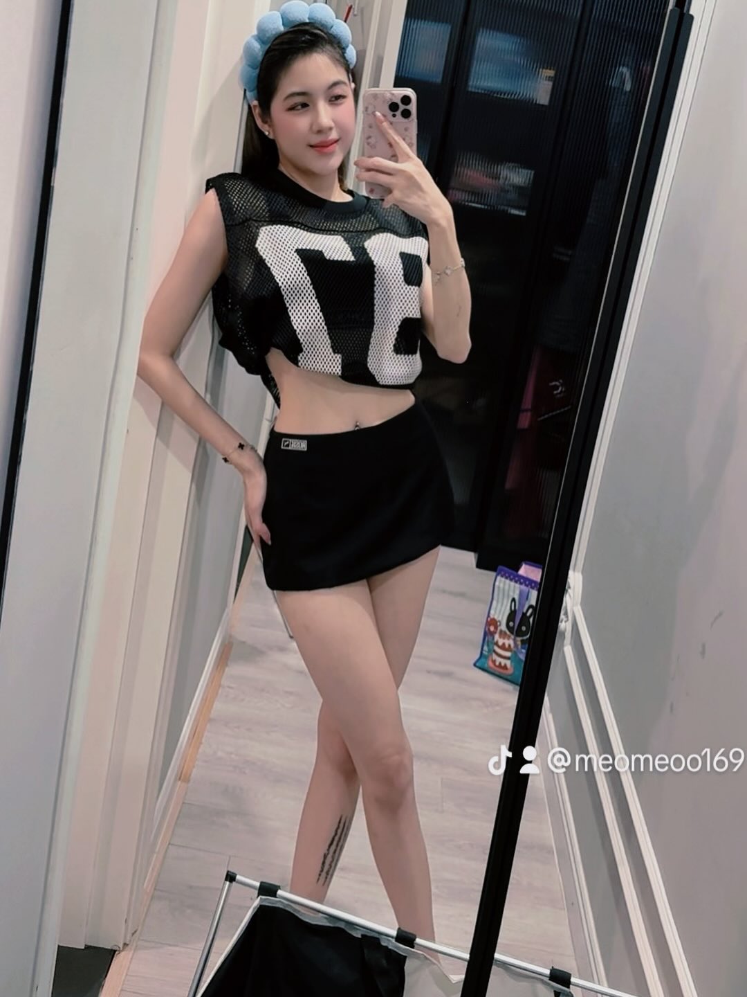 Tran Meo "pulls up her shirt" to show off her figure, fans quickly remind Rambo about the iPhone 17 1 Tran Meo is known as a beautiful and lovely girl who always accompanies her husband in his career.