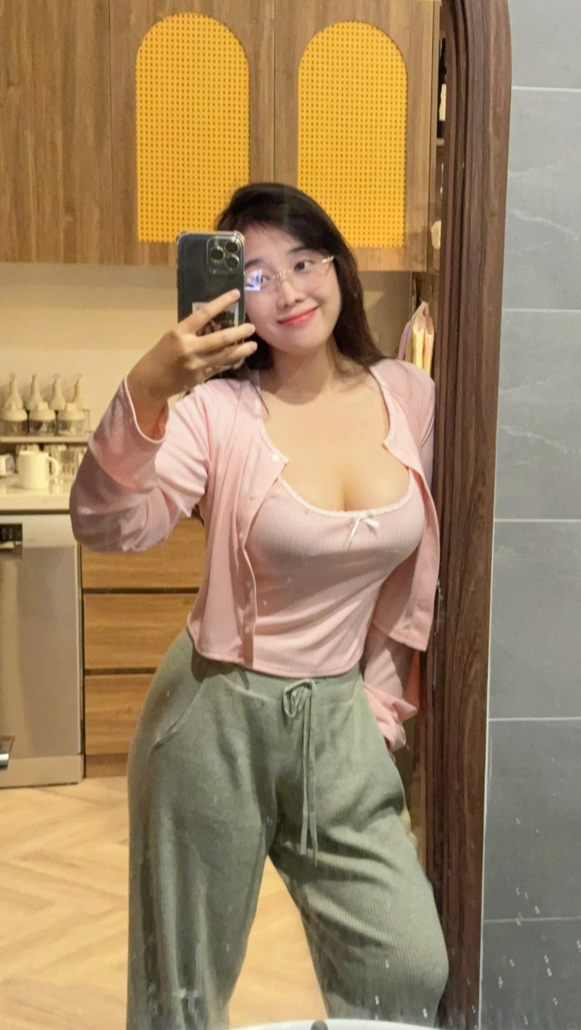 TikTok Hot Girl Shows Off Her Figure, Causing Fans to Unite: "Forget It, I'm Just Gonna Love Blindly!" 4 55684303946887783846819065874418540405431863n 1759026622180697904002 1759033615085 1759033615395556038972