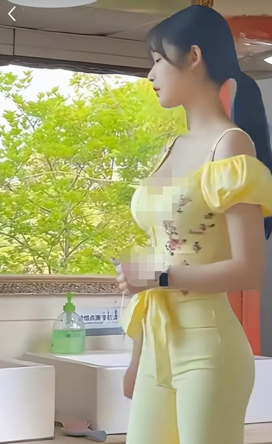 English Teacher in China Wears Inappropriate Outfit: Online Community Buzzes, Parents React Strongly 2 edit 16225h154 3 1758698652778966628396 1758704558340 1758704558899202205191