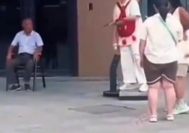 Pretending to Be Harassed by a 70-Year-Old Man to "Gain Views", Young Girl Stages a Defamation Scene That Outraged Social Media 3 edit urlhttp3a2f2fdingyuews126net2f20252f08302f7eaaf06cj00t1swf40010d000kf00l8m 1756693442505854366425 17566934499691752052937 1756698875589 1756698876112969424723