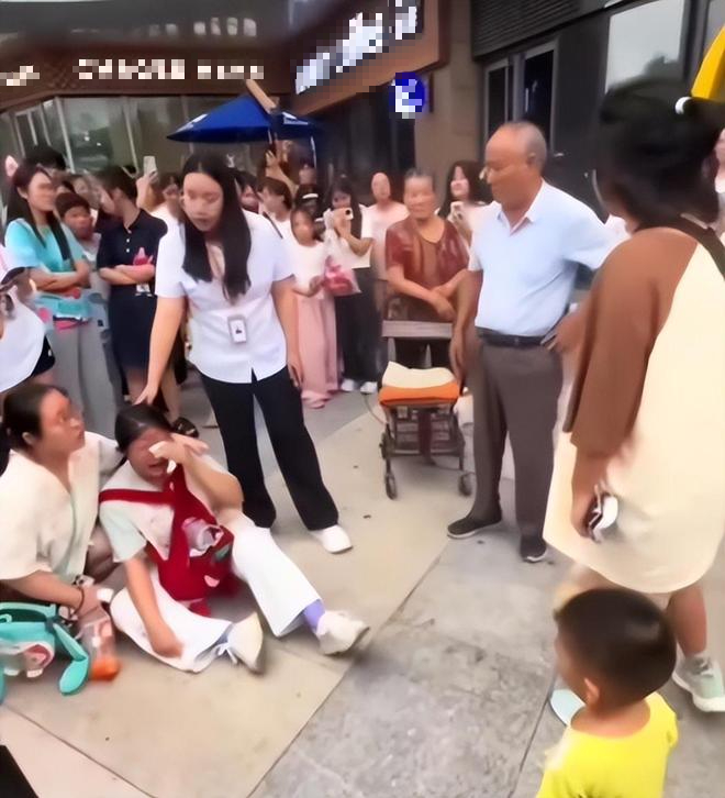 Pretending to Be Harassed by a 70-Year-Old Man to "Gain Views", Young Girl Stages a Defamation Scene That Outraged Social Media 1 edit urlhttp3a2f2fdingyuews126net2f20252f08302ff6c8d4ddj00t1swf50038d000t800w4m 1756693573999273056566 1756693590597544686675 1756698872387 17566988725371680906361