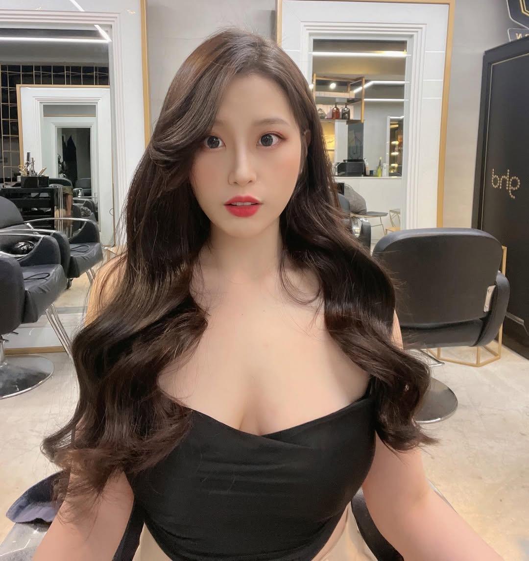 Showing off a series of selfie photos on the plane, the hot girl causes a storm on social media, turns out to be a very famous name 5 photo 1754981626036 1754981626276861962708 1756956566719 1756956566905654327958 1756958036692 17569580371281438085870