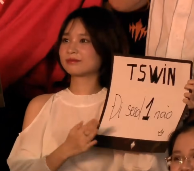 Caught in a "Divine" Moment, Innocent Female Fan Resembles the Number 1 Host of League of Legends 4 screenshot 2025 09 22 112256 17585151352381663379658 1758526403206 1758526403569765670121